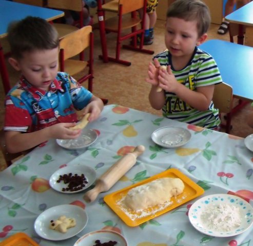 Процесс лепки жаворонков